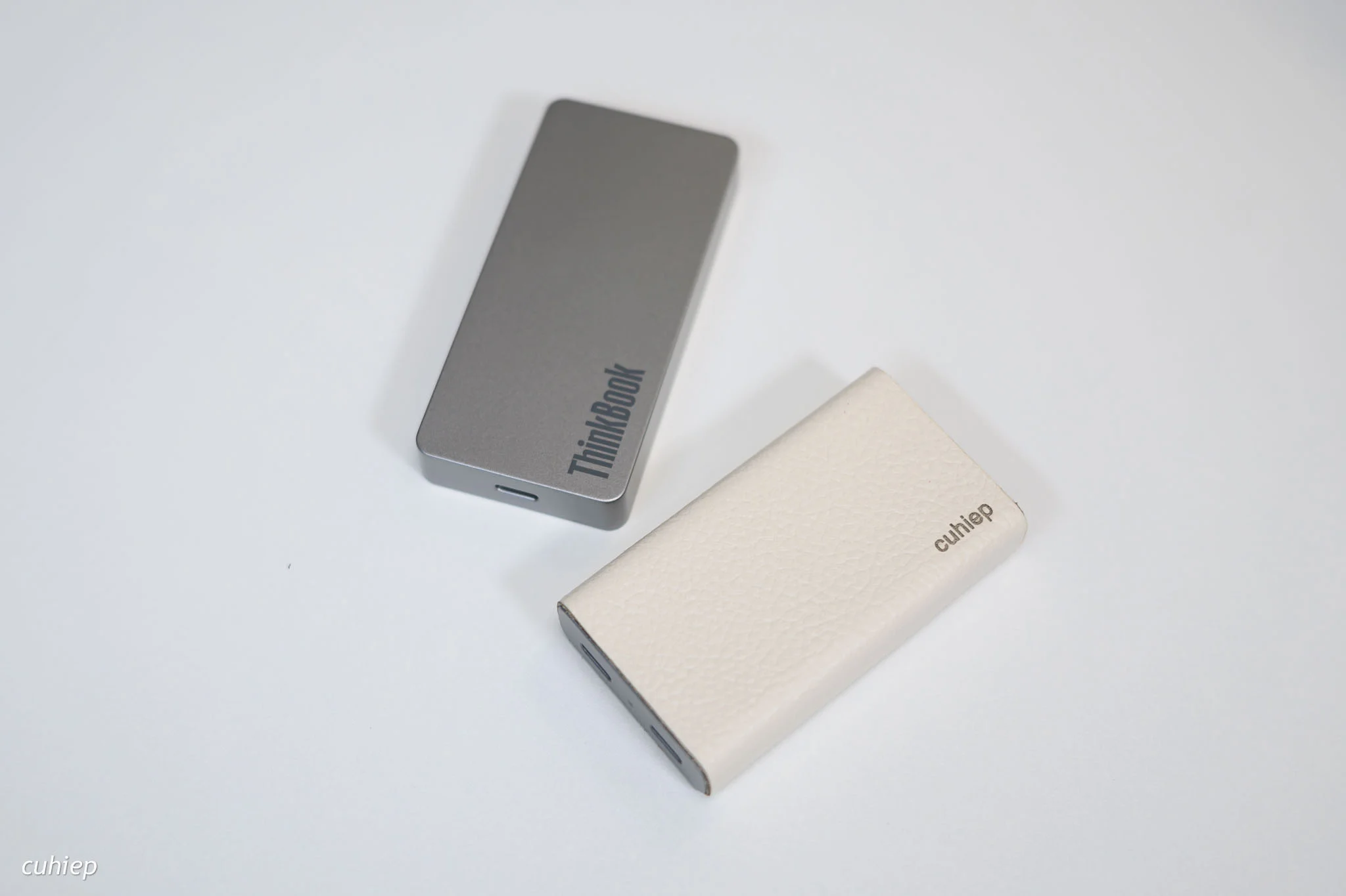 So với sạc của Cuktek thì sạc ThinkBook của Lenovo cũng có kích thước và kiểu dáng tương tự. Cục này mắc hơn gấp đôi, nhưng có thêm sợi cáp và thương hiệu xịn hơn. So với sạc của Cuktek thì sạc ThinkBook của Lenovo cũng có kích thước và kiểu dáng tương tự. Cục này mắc hơn gấp đôi, nhưng có thêm sợi cáp và thương hiệu xịn hơn.
