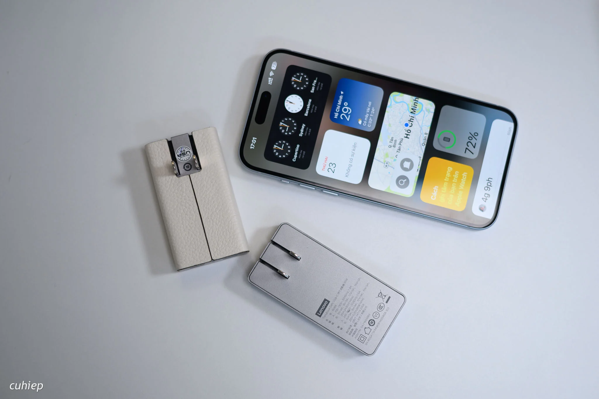 So với kích thước của iPhone Pro Max. So với kích thước của iPhone Pro Max.