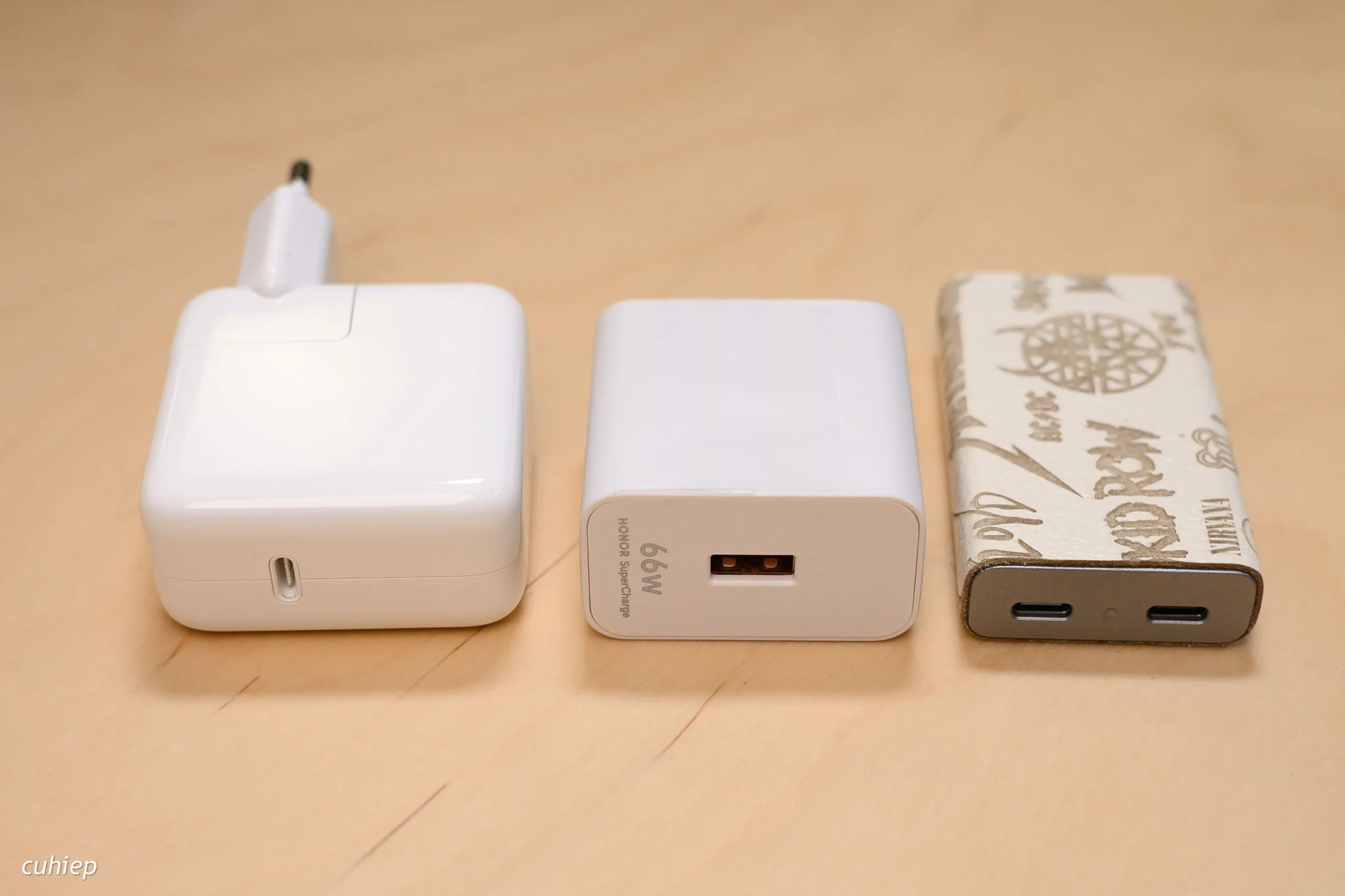 So sánh với của sạc 30W theo Macbook Air và củ sạc 66W theo máy điện thoại Honor. So sánh với của sạc 30W theo Macbook Air và củ sạc 66W theo máy điện thoại Honor.