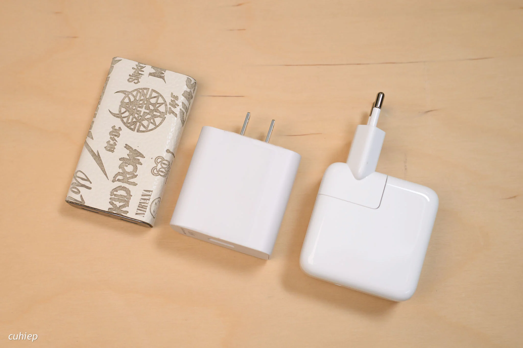 So sánh với của sạc 30W theo Macbook Air và củ sạc 66W theo máy điện thoại Honor. So sánh với của sạc 30W theo Macbook Air và củ sạc 66W theo máy điện thoại Honor.