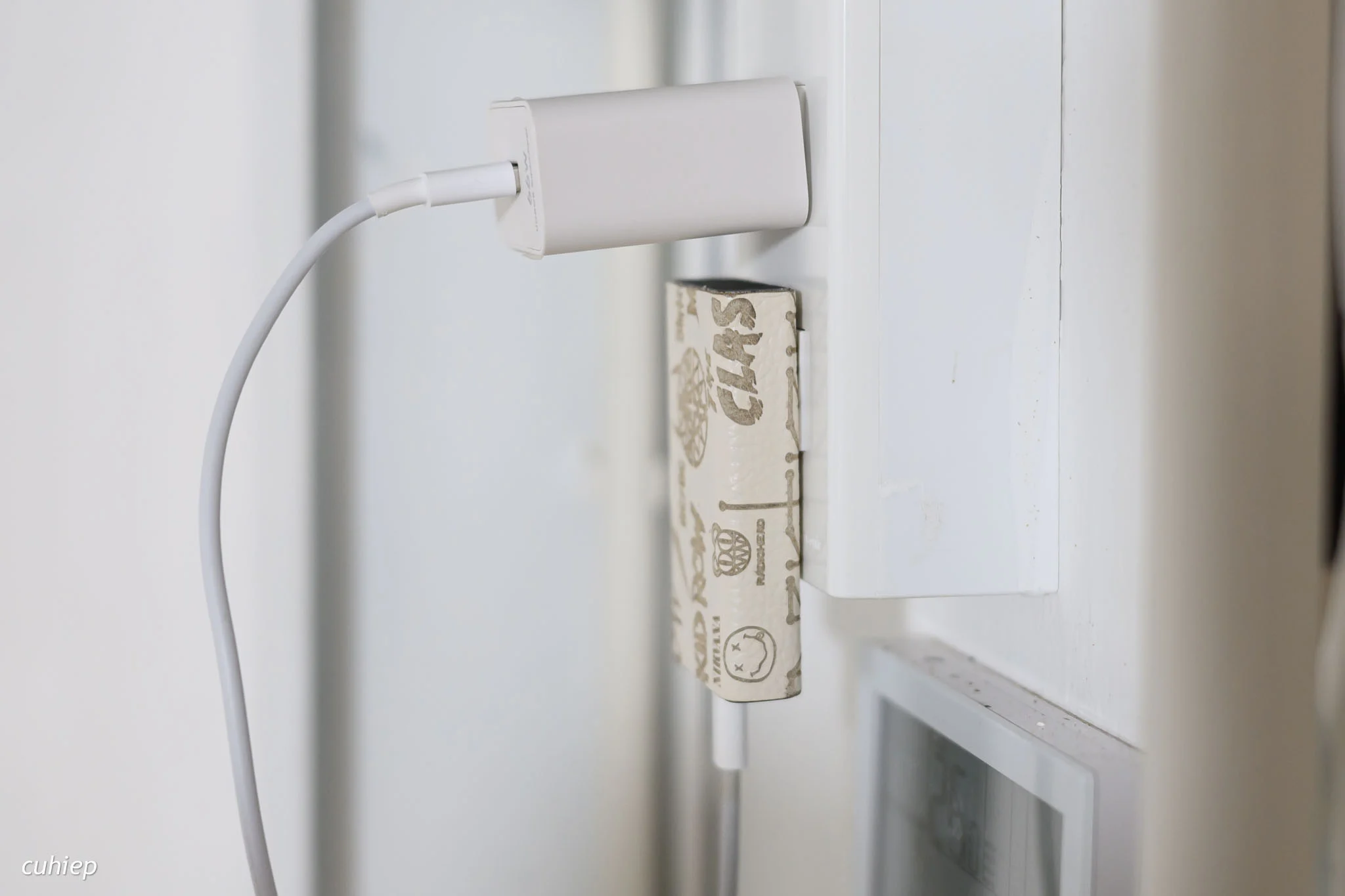 So với củ sạc 66W của điện thoại Honor với chuẩn cắm giống của cục CukTech, cũng lòi ra rất nhiều và không chắc bằng. So với củ sạc 66W của điện thoại Honor với chuẩn cắm giống của cục CukTech, cũng lòi ra rất nhiều và không chắc bằng.