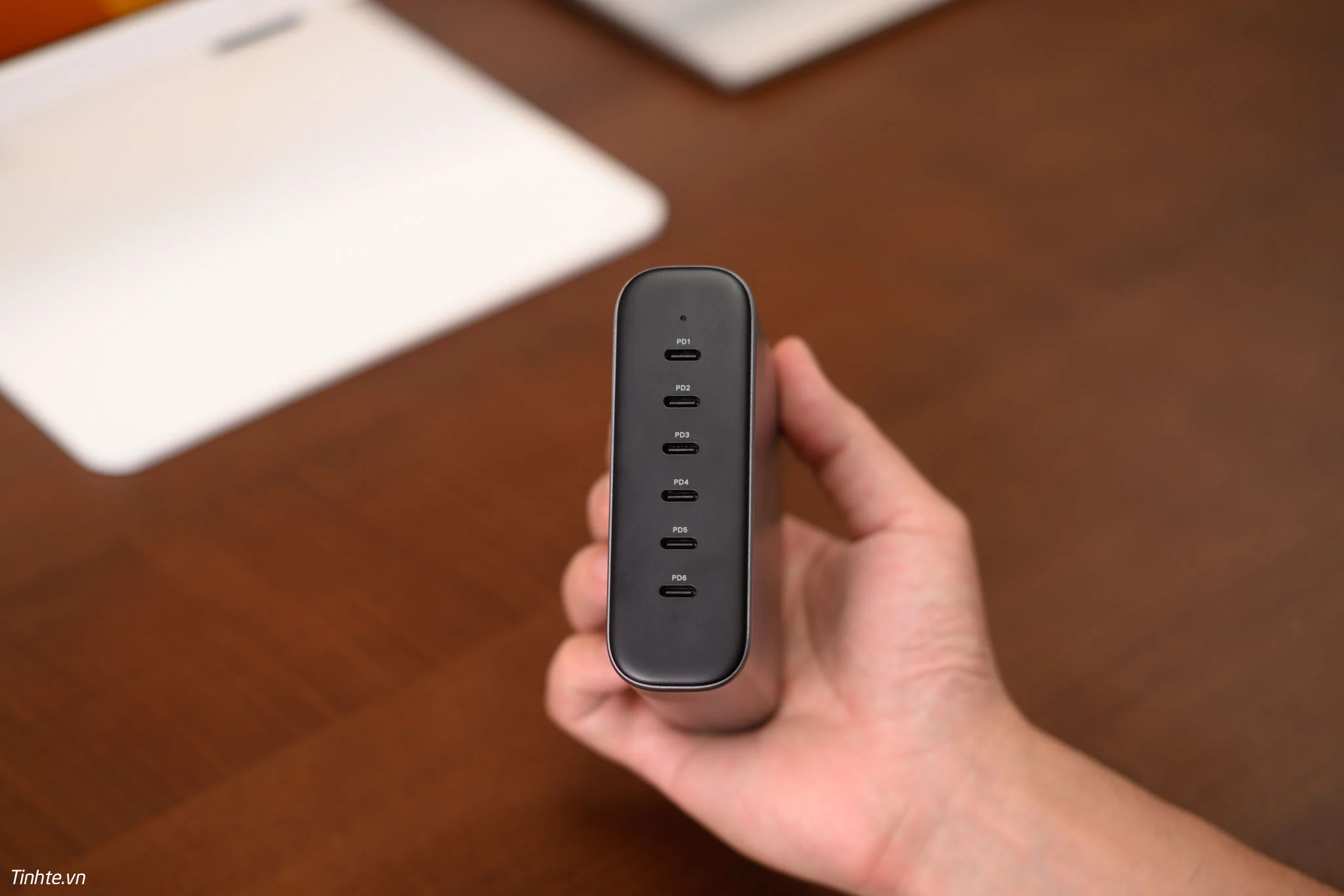 Tên tay siêu sạc Satechi 200W với 6 cổng USB-C mới nhất 2024